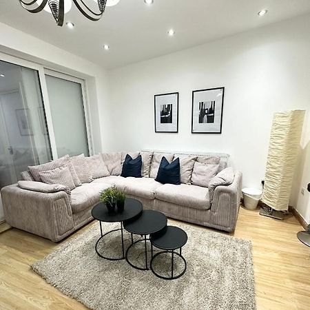 Modern Room In Spacious Home Londra Exterior foto