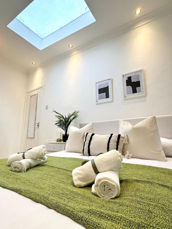 Modern Room In Spacious Home Londra Exterior foto
