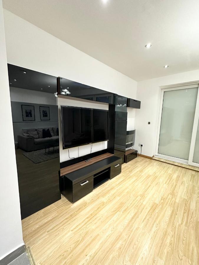 Modern Room In Spacious Home Londra Exterior foto